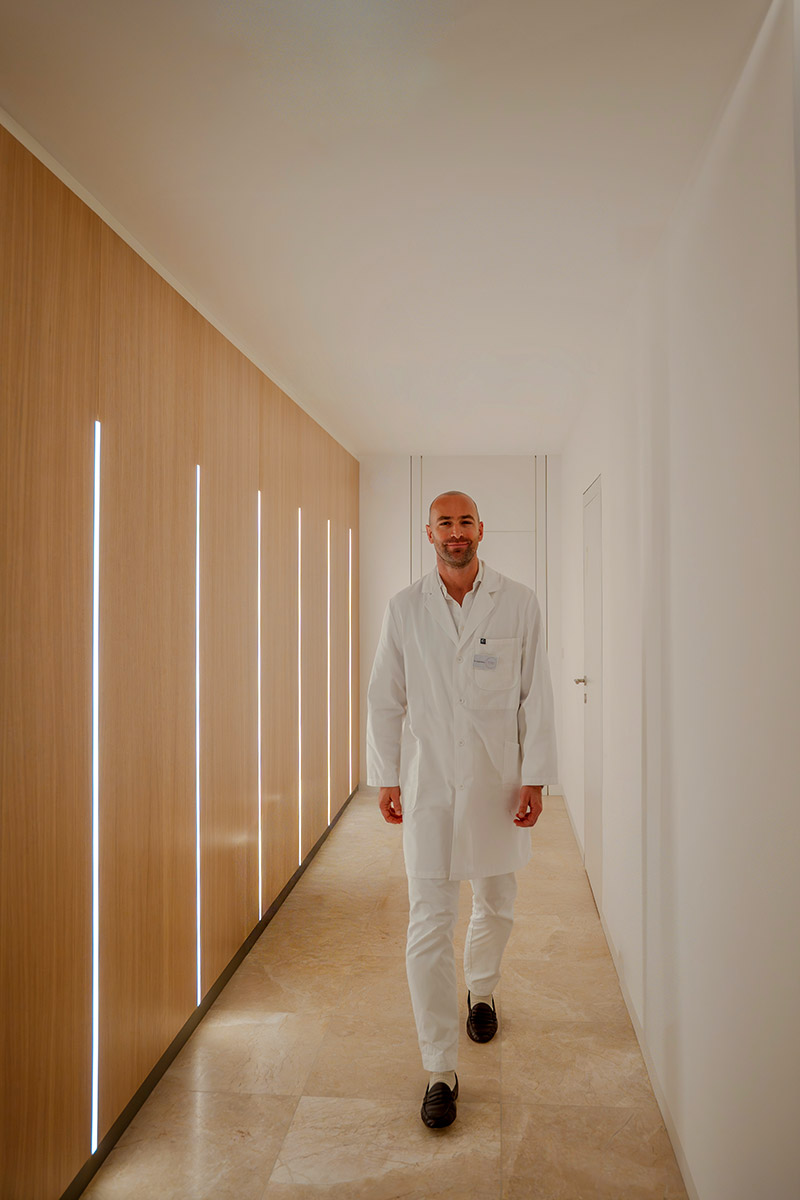 Dr. Guido Rohrer im weißen Kittel